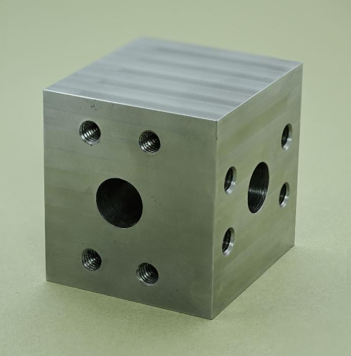 Stainless steel manifold block for high pressure fluid applications